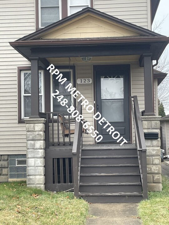 123 Clinton St in Wyandotte, MI - Building Photo