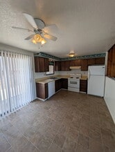 2953 W Lorraine Ave in Roseburg, OR - Building Photo - Building Photo