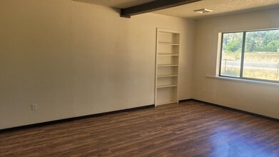 4267 Carnes Rd in Roseburg, OR - Building Photo - Building Photo