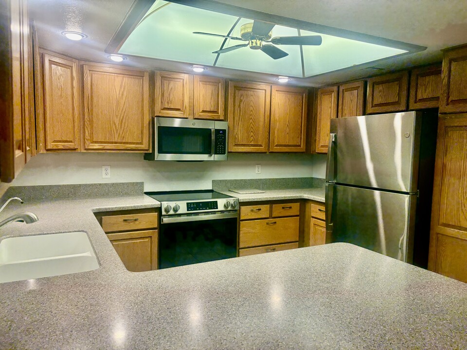 12212 N Paradise Village Pkwy W in Phoenix, AZ - Building Photo