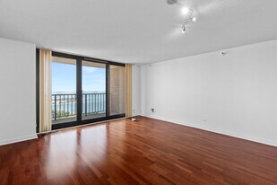 3660 N Lake Shore Dr, Unit 4410 in Chicago, IL - Building Photo