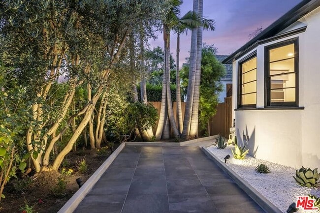 362 Westbourne Dr in West Hollywood, CA - Building Photo - Building Photo