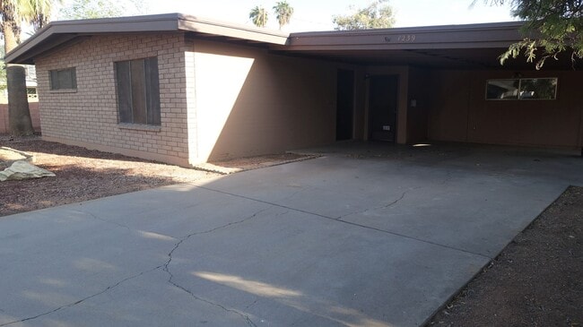 1239 E Concorda Dr in Tempe, AZ - Foto de edificio - Building Photo