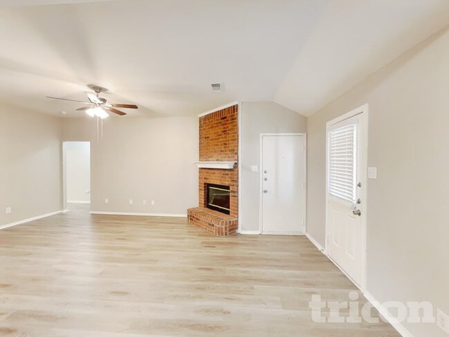 755 Catalina Dr in Lancaster, TX - Foto de edificio - Building Photo