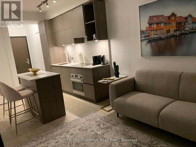 1 Yorkville Ave in Toronto, ON - Building Photo - Building Photo