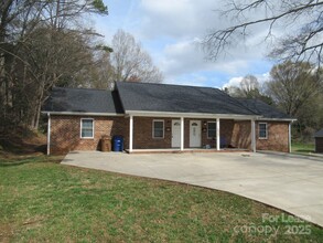 483 S Government St in Lincolnton, NC - Foto de edificio - Building Photo
