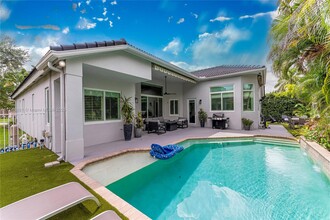 4023 W Lake Estates Dr in Davie, FL - Foto de edificio - Building Photo
