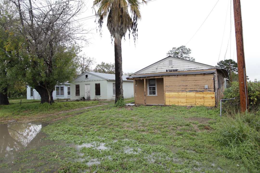 2004 Second St in Pleasanton, TX - Foto de edificio