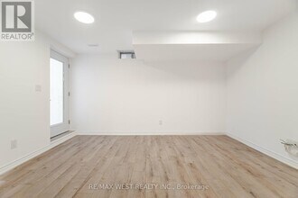 5456 Whitehorn Ave in Mississauga, ON - Building Photo - Building Photo