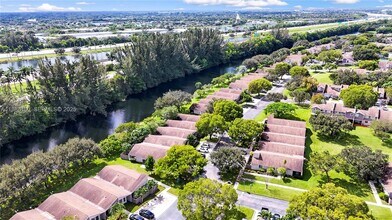 570 Woodgate Cir in Sunrise, FL - Building Photo - Building Photo