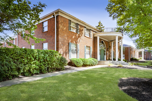 Williamsburg Square in Columbus, OH - Building Photo - Building Photo