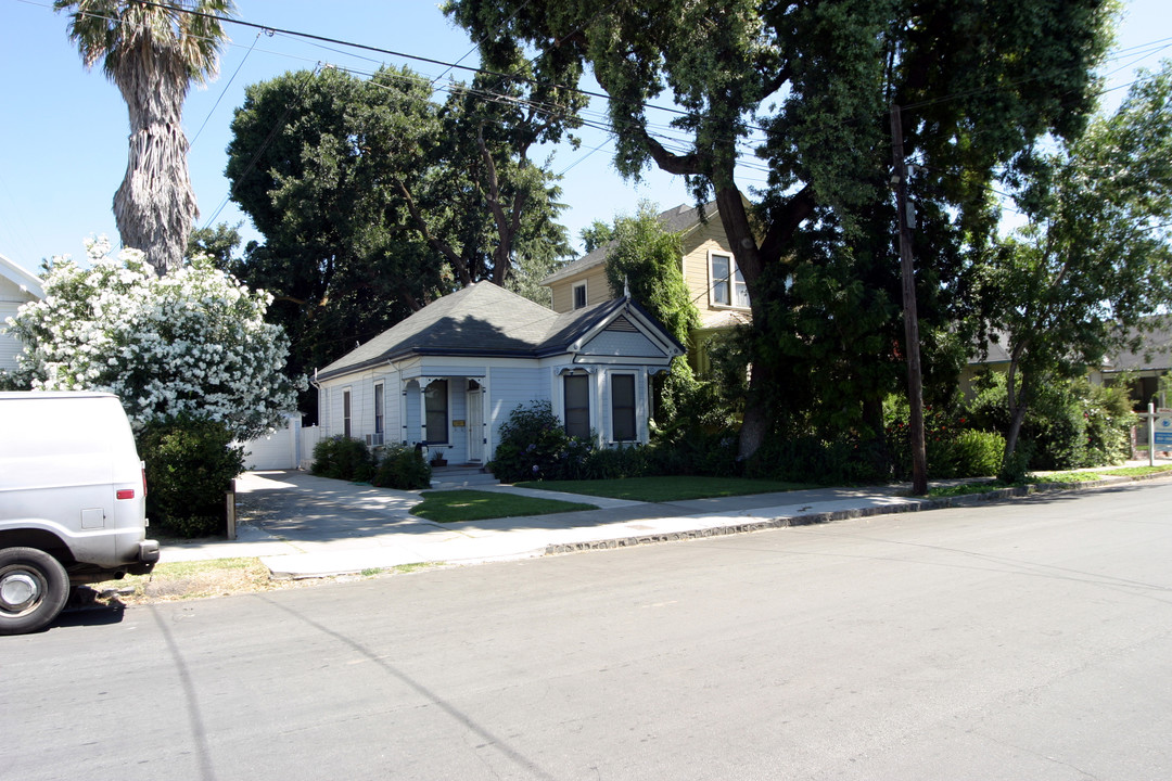 345 W Poplar St in Stockton, CA - Building Photo