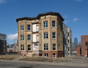 628 E Franklin Ave in Minneapolis, MN - Foto de edificio - Building Photo