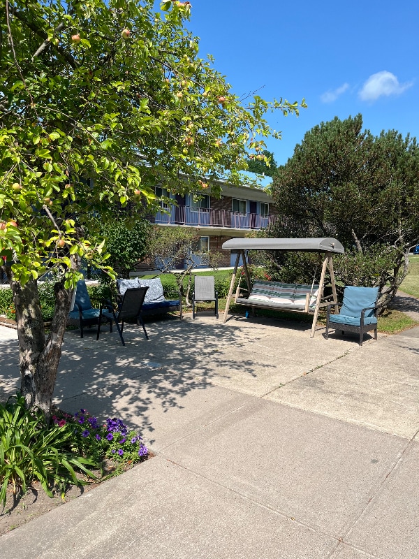 80 Riverside Dr in Canton, NY - Foto de edificio - Building Photo