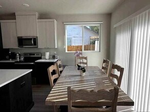 109 Hill Dr in Cathlamet, WA - Building Photo - Building Photo