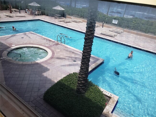 2080 S Ocean Dr in Hallandale Beach, FL - Building Photo - Building Photo