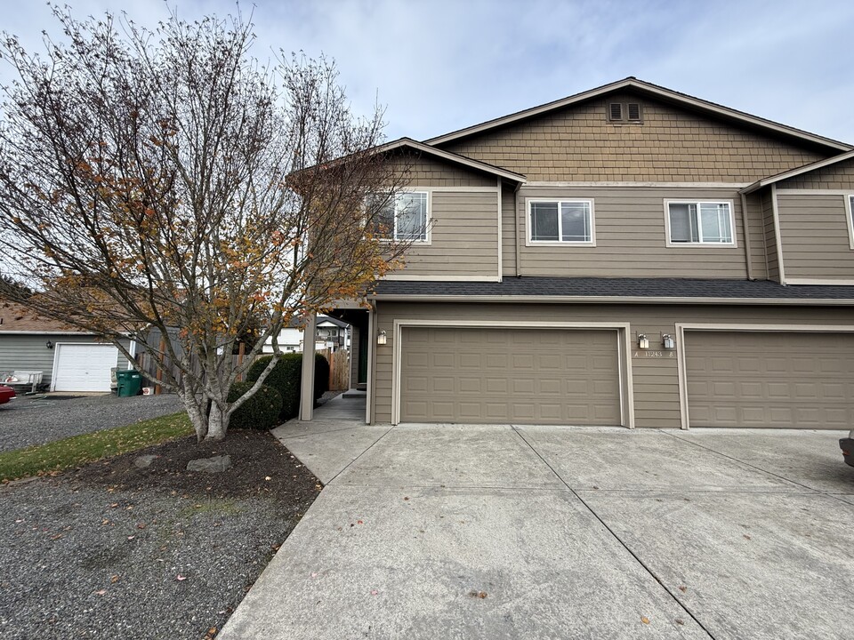 11243 30th St NE in Lake Stevens, WA - Foto de edificio