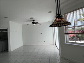 4893 NW 109th Path in Doral, FL - Foto de edificio - Building Photo