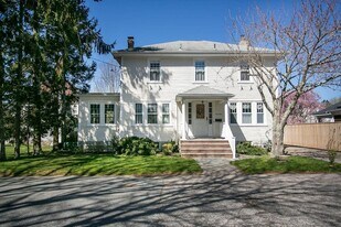 17 Annandale Terrace in Newport, RI - Building Photo