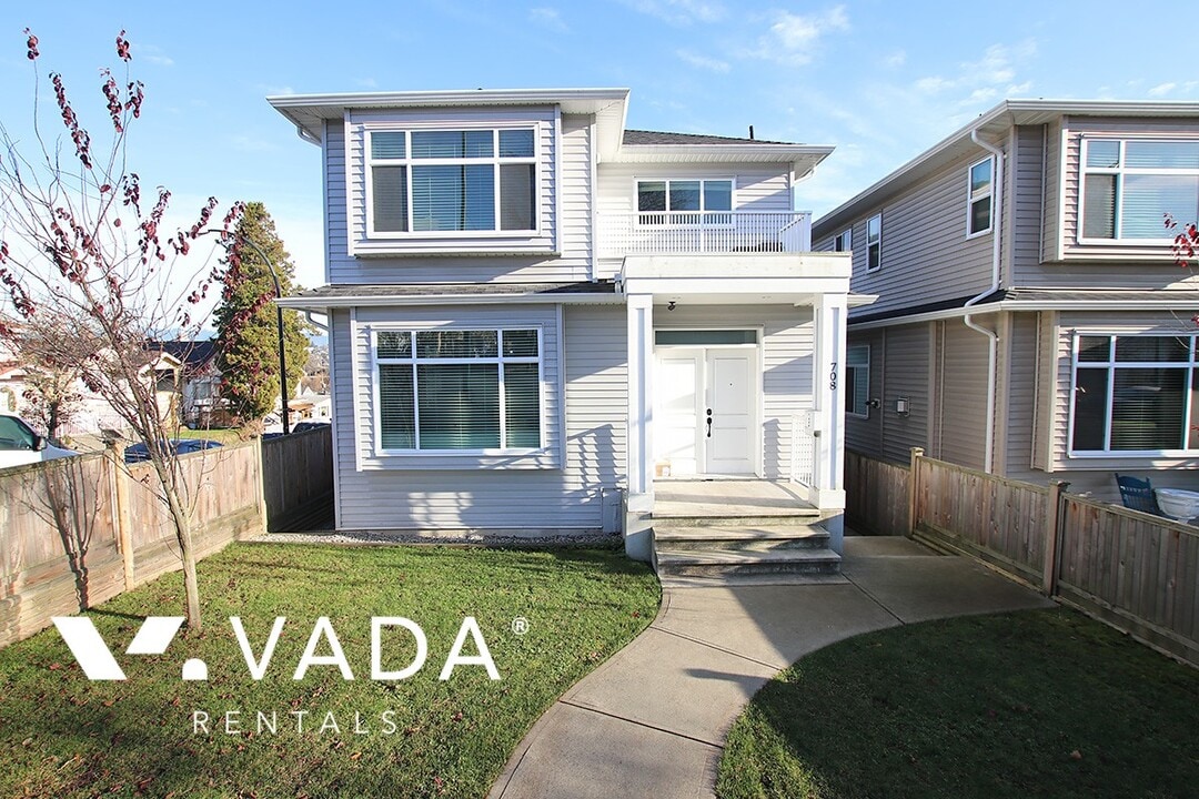 2906 E Georgia St in Vancouver, BC - Building Photo