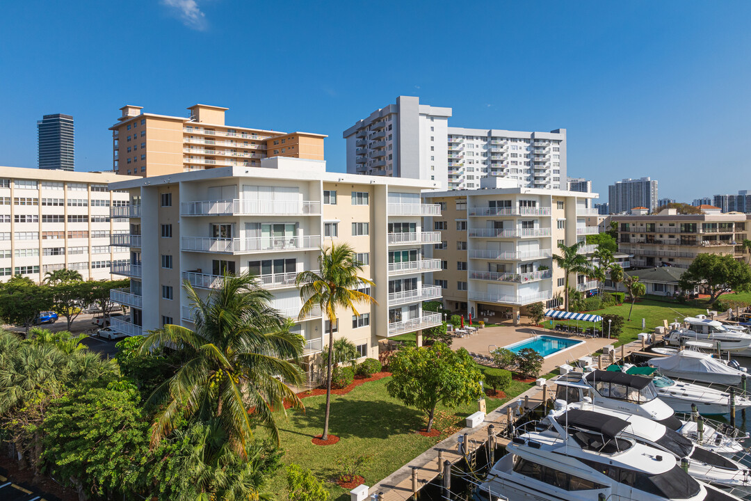 Golden Isles Towers in Hallandale Beach, FL - Foto de edificio