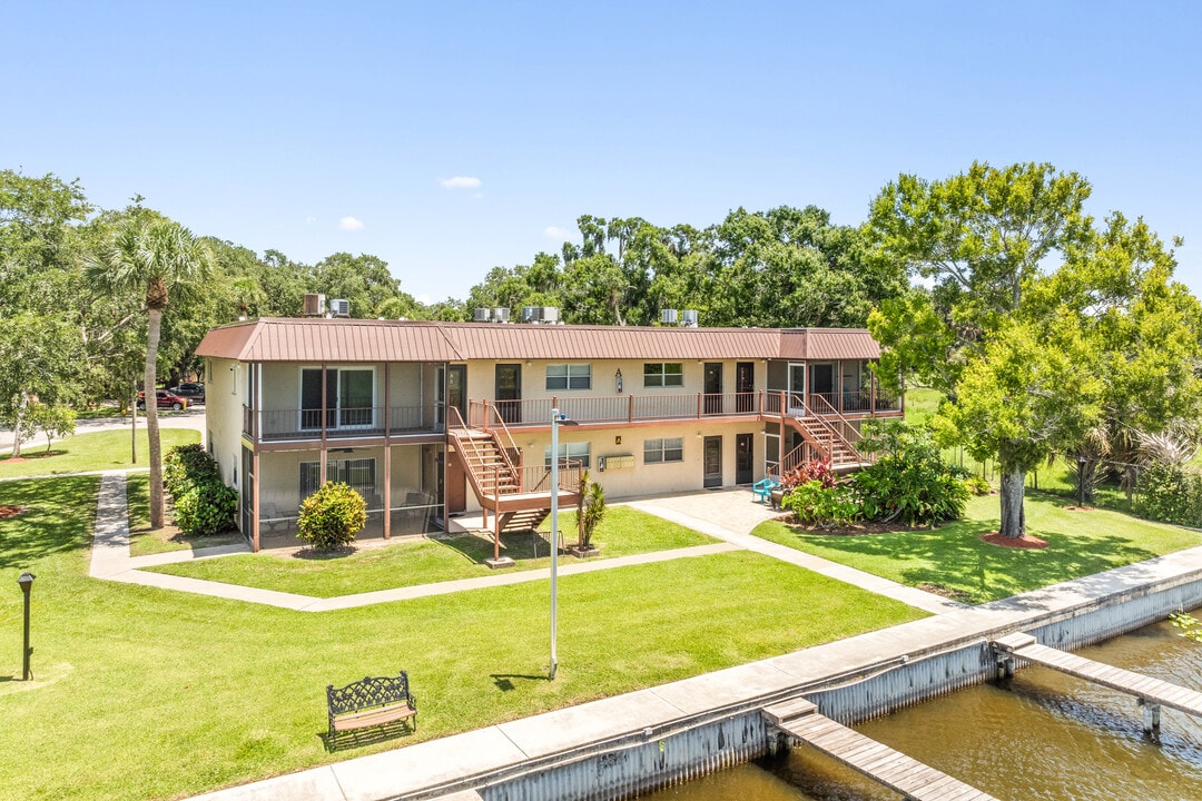 Taylor Creek Condominiums in Okeechobee, FL - Foto de edificio