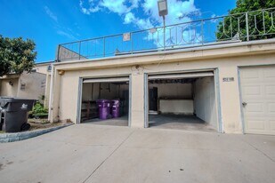 2617-2619 E 17th St in Long Beach, CA - Building Photo