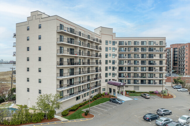 Edgewater Place Condominiums in Quincy, MA - Foto de edificio - Building Photo