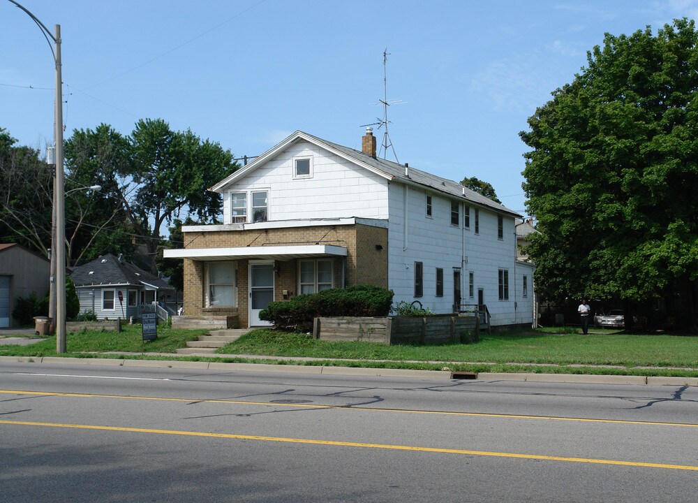 1730 S Cedar St in Lansing, MI - Foto de edificio