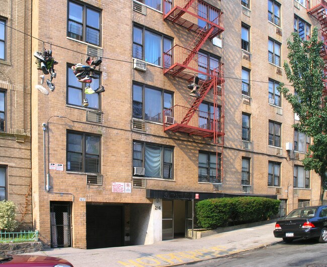 216 E 203rd St in Bronx, NY - Building Photo - Building Photo