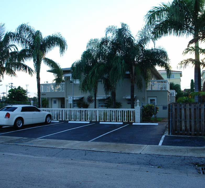 624 NE 10th Ave in Fort Lauderdale, FL - Building Photo