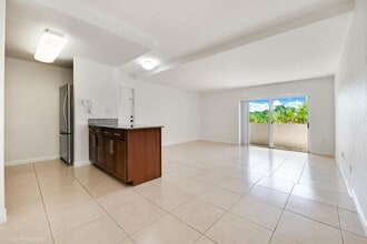 8950 SW 69th Ct, Unit 311 in Pinecrest, FL - Foto de edificio - Building Photo