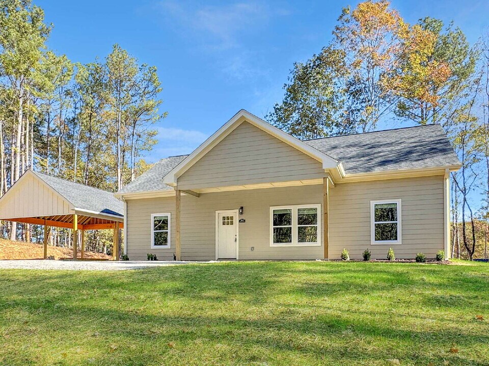 3837 Honeysuckle Rd in Gainesville, GA - Building Photo