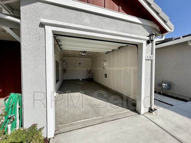 4360 White Ash Ln in Sacramento, CA - Building Photo - Building Photo