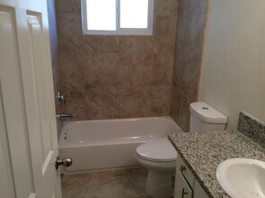 2428 W Garland Ave in Fresno, CA - Building Photo - Building Photo