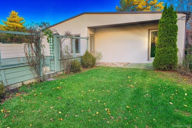 34 Maple St in Islip, NY - Building Photo - Building Photo