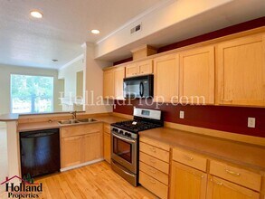 2824 NW Kennedy Ct in Portland, OR - Building Photo - Building Photo