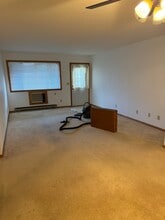 318 Humar St, Unit Apt. B in West Bend, WI - Building Photo - Building Photo