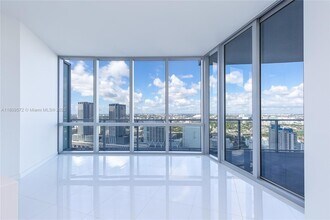 851 NE 1st Ave, Unit 3410 in Miami, FL - Building Photo - Building Photo