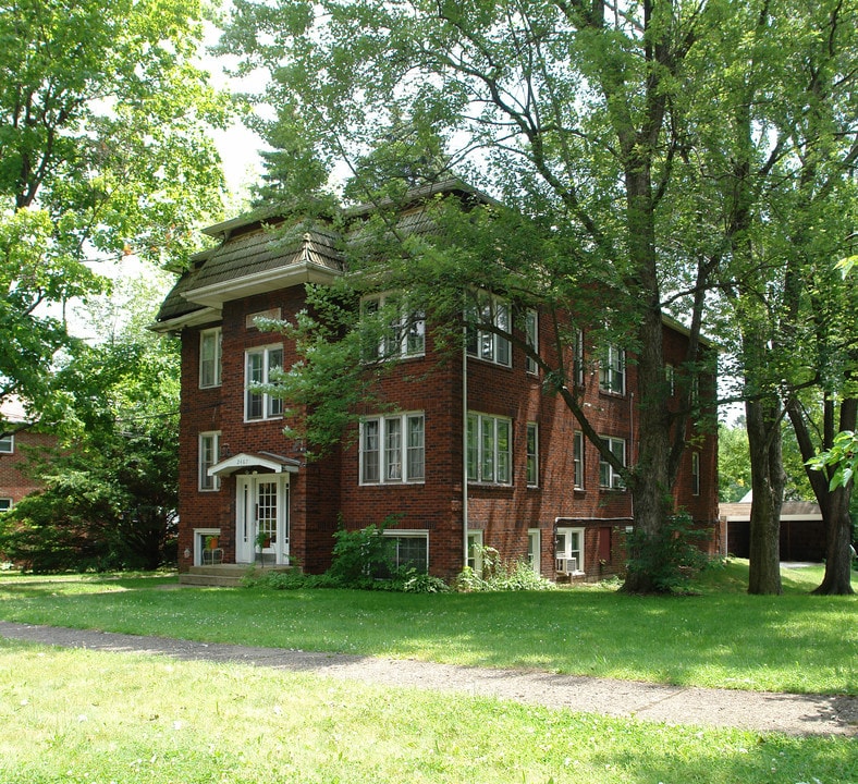 2467 4th St in Cuyahoga Falls, OH - Building Photo