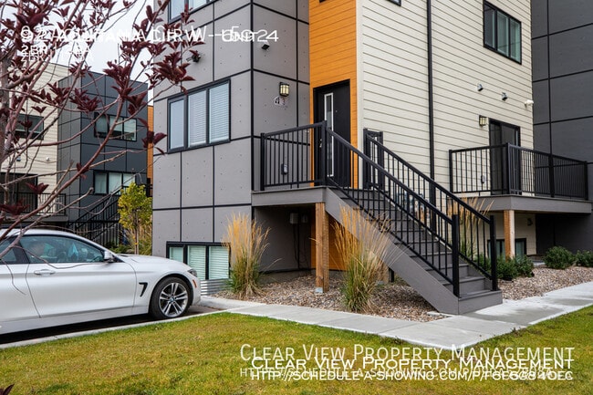 property at 92 Aquitania Cir W