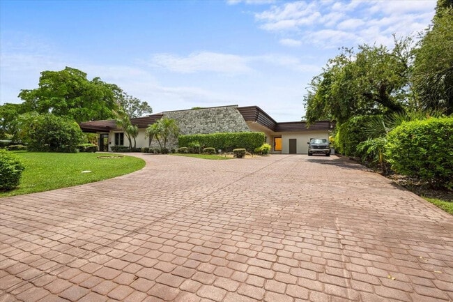 5304 Woodlands Blvd in Tamarac, FL - Building Photo - Building Photo