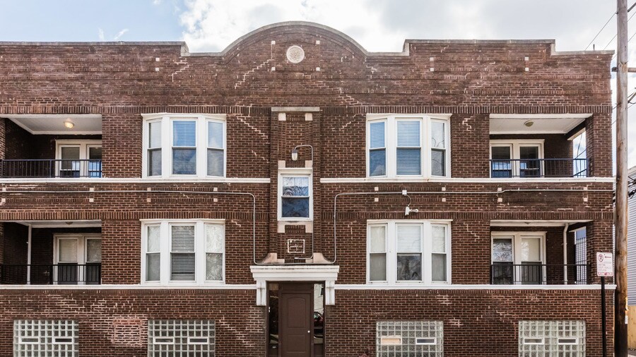 3907 W Belden Ave in Chicago, IL - Building Photo