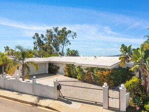 1641 Tower Grove Dr in Beverly Hills, CA - Foto de edificio - Building Photo
