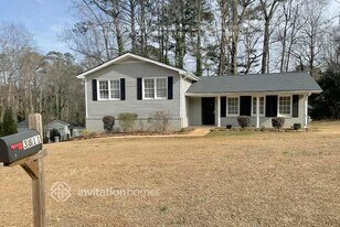 3811 Sherwood Dr in Douglasville, GA - Building Photo