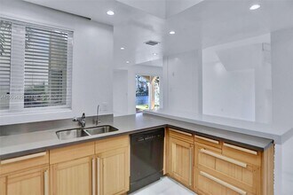 21032 NE 32nd Ave in Miami, FL - Building Photo - Building Photo
