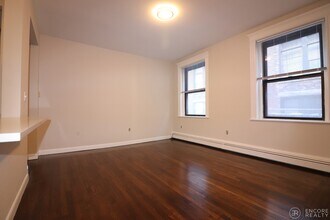 11 Stearns Rd, Unit 6 in Brookline, MA - Foto de edificio - Building Photo