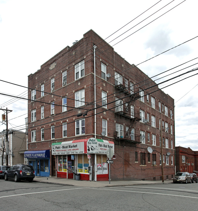 96-98 3rd St in Passaic, NJ - Building Photo