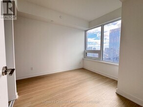 8 Wellesley St W in Toronto, ON - Building Photo - Building Photo