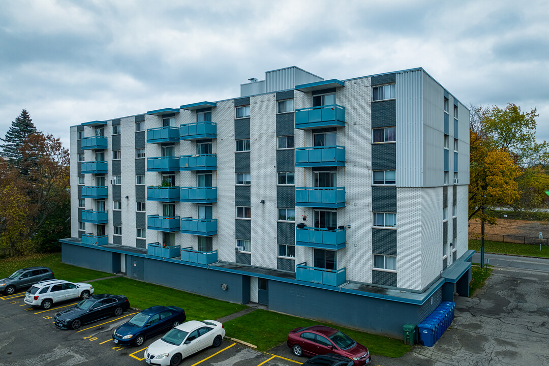 Bristol Park Place in Guelph, ON - Building Photo